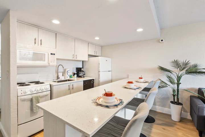 Linear breakfast bar with cushioned swivel stools