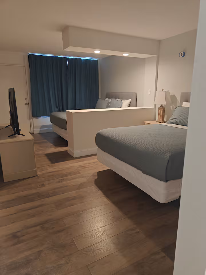 #212 1BR Suite 2 Queen Beds Daytona Beach - Image 4