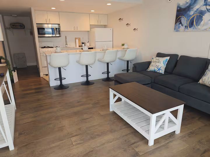 #212 1BR Suite 2 Queen Beds Daytona Beach - Image 2