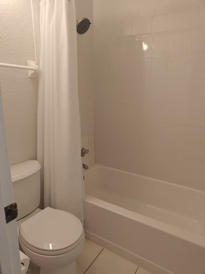 #212 1BR Suite 2 Queen Beds Daytona Beach - Image 5